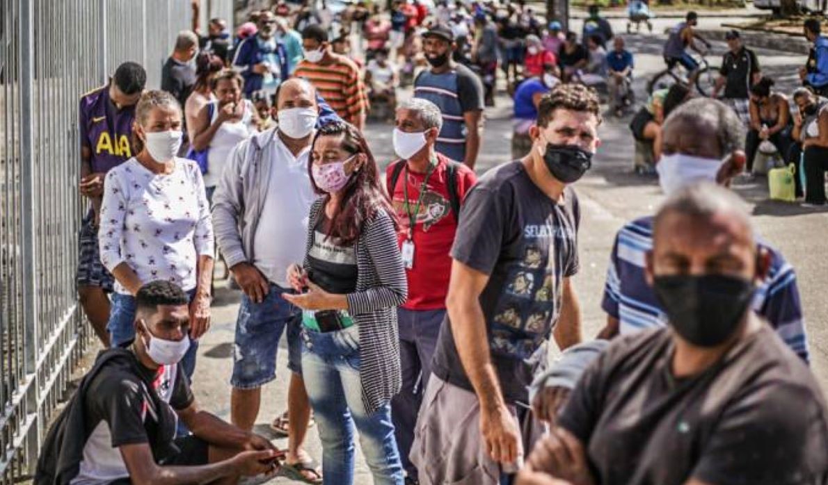 Quase metade da população vive com alguém que recebe auxílio emergencial
