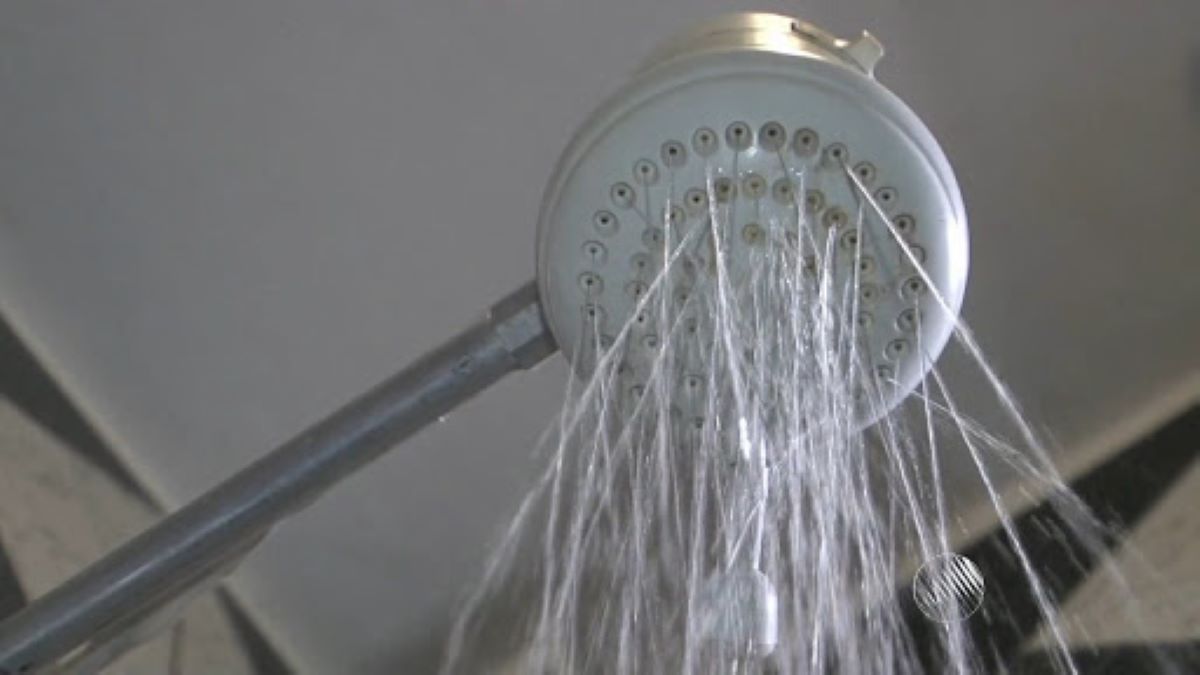 Empregado que tinha de tomar banho na frente de colegas receberá indenização