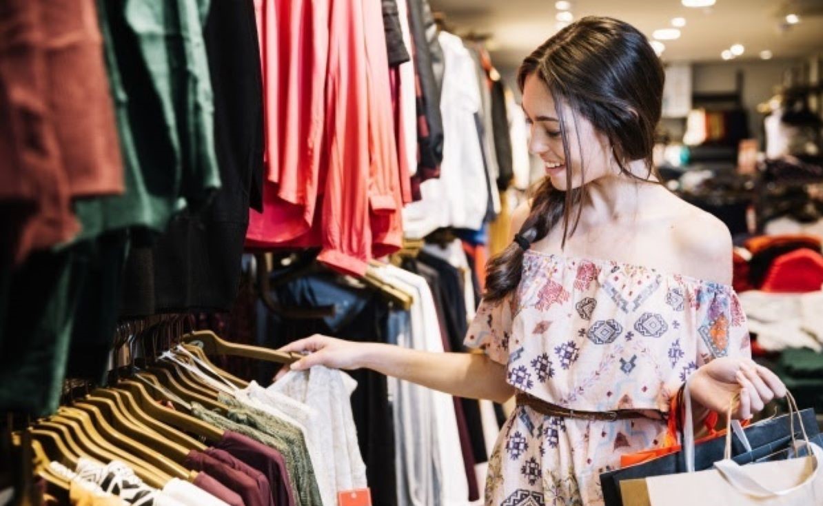 7 em cada 10 consumidores preferem lojas físicas de roupas e querem marcas que valorizam a cadeia produtiva, diz pesquisa