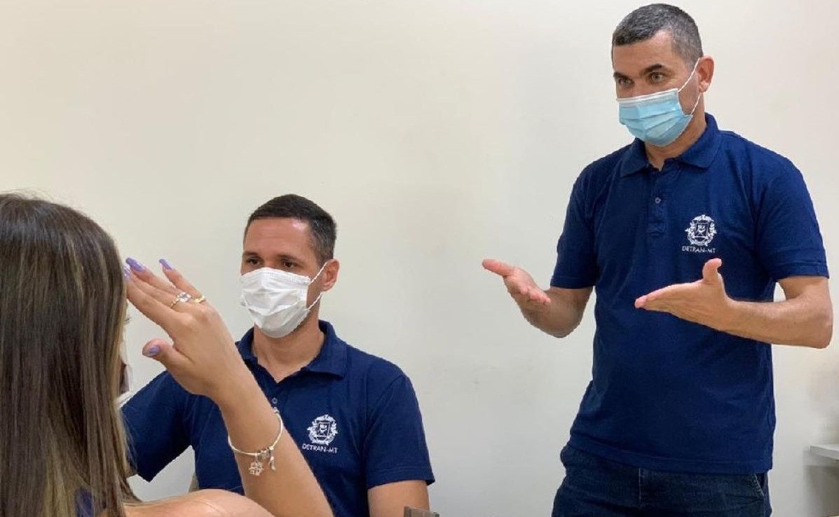 Cidadãos surdos passam a ser atendidos por intérprete de libras no Detran-MT
