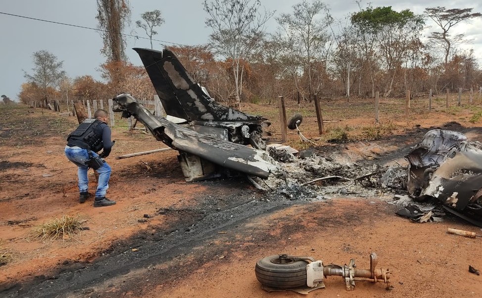 Avião boliviano bate em poste, explode e piloto morre na fronteira de Mato Grosso