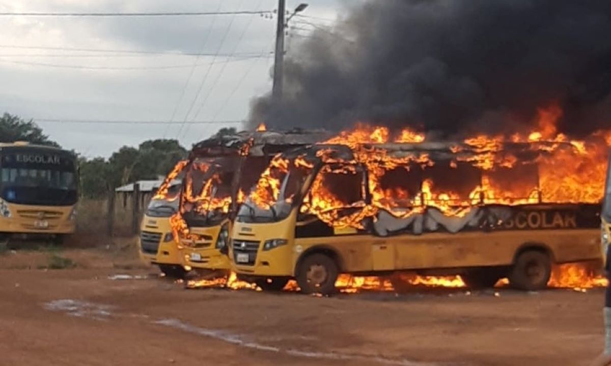 Mato Grosso | Incêndio destrói micro-ônibus escolares e um ônibus em pátio de prefeitura
