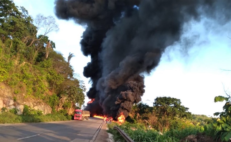 Trecho da BR-364 na Serra de São Vicente é interditado para remoção de caminhão-tanque que explodiu