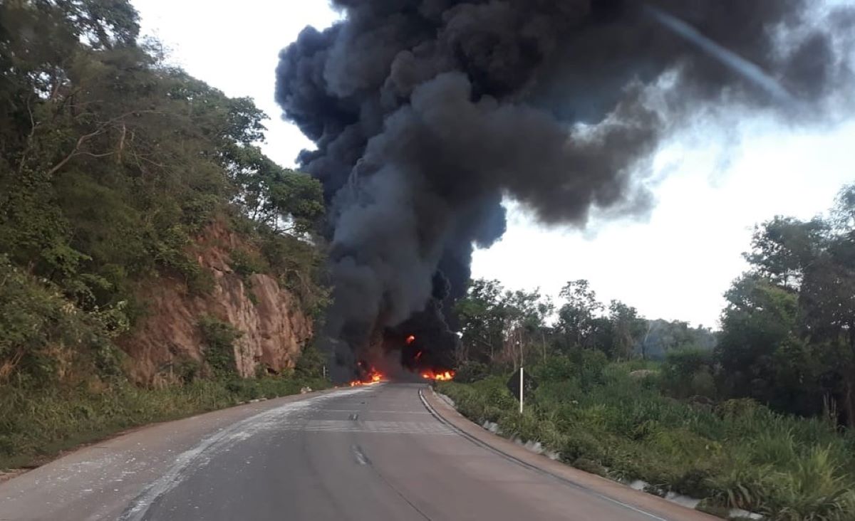 Mato Grosso | Caminhão-tanque com combustível explode após acidente e motorista morre carbonizado