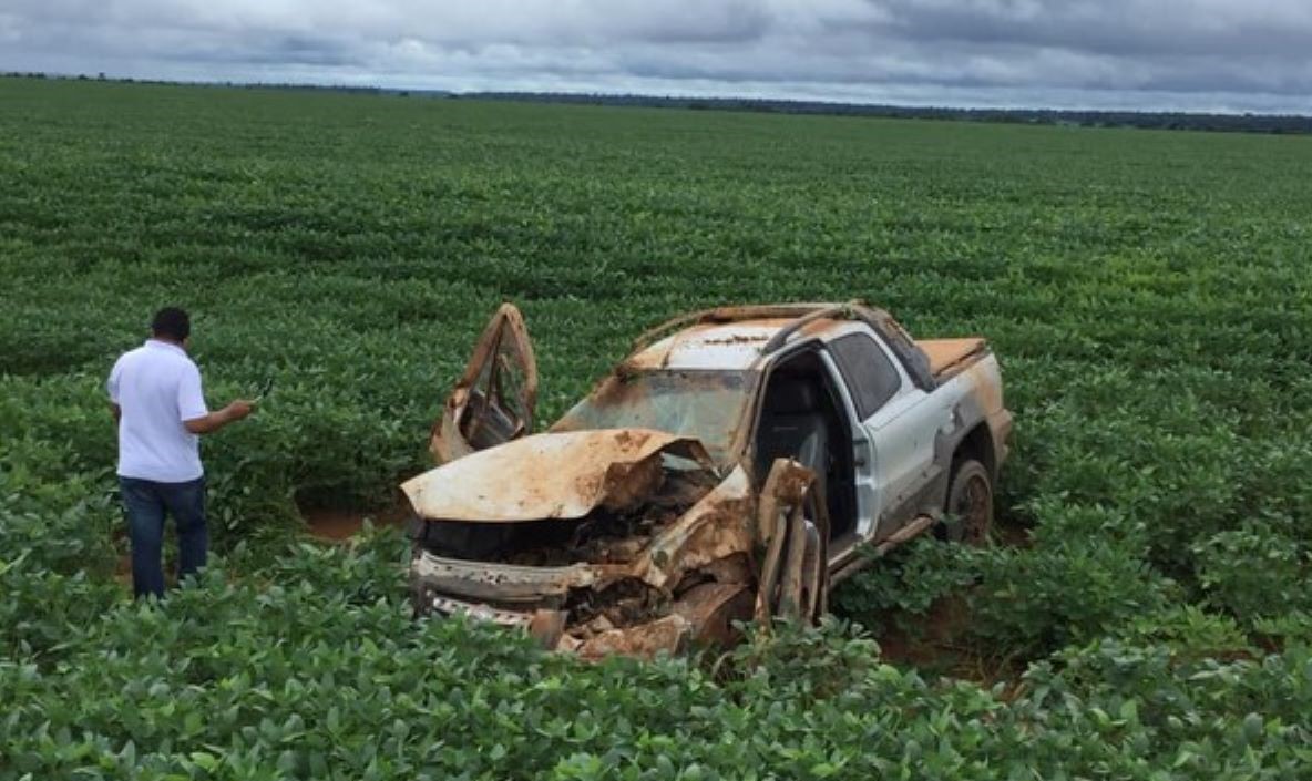 Mato Grosso | Picape tenta ultrapassagem, capota e passageiro morre ao ser arremessado