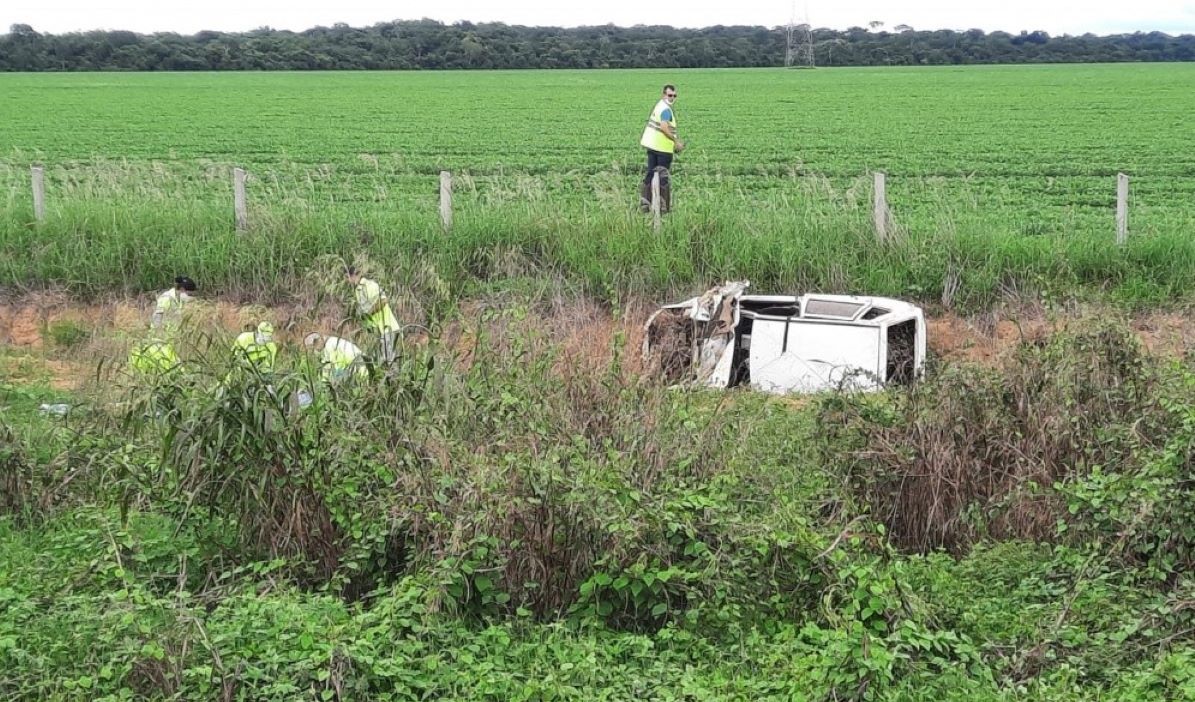 Lucas do Rio Verde | Passageiro morre ao ser arremessado de carro que capotou na BR-163 e motorista é socorrido em estado grave