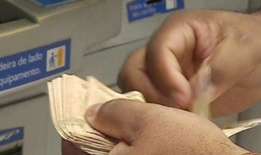 Governo vai cobrar por SMS que 2,6 milhões de pessoas devolvam auxílio emergencial irregular