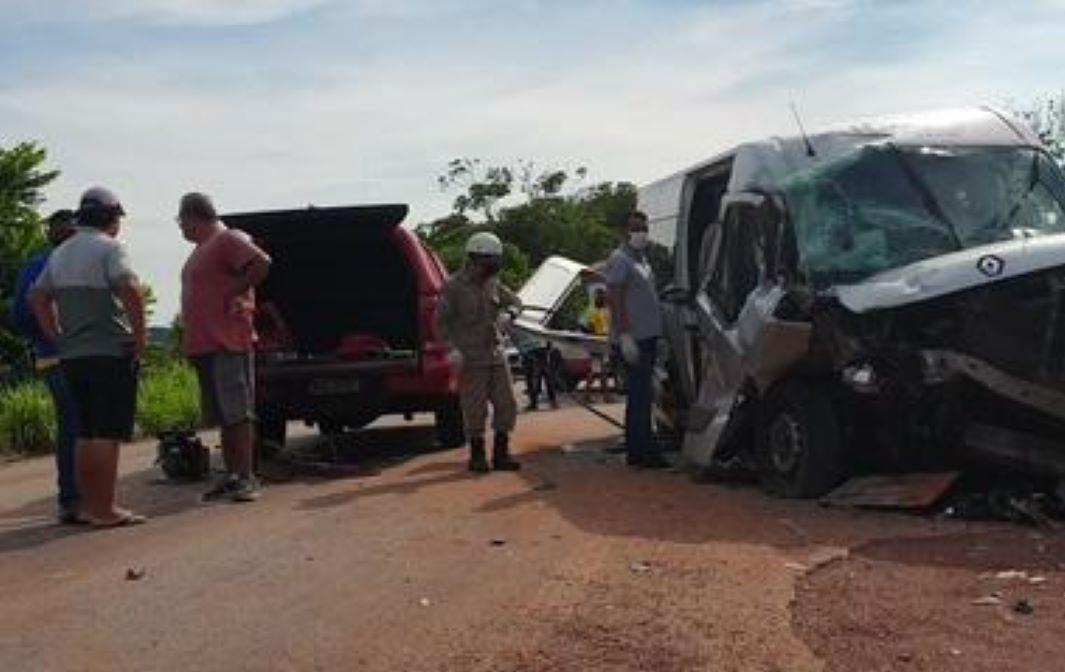 Jaciara | Acidente entre caminhão e van deixa 14 feridos