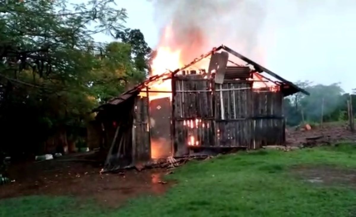 Casa é atingida por raio e família perde tudo; veja vídeo