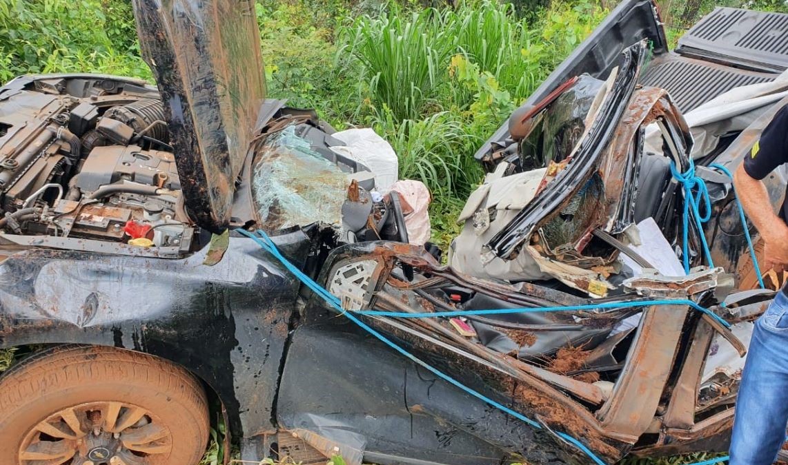 Casal e criança de Rondonópolis morrem após caminhonete bater contra árvore às margens da BR-364, em Jataí