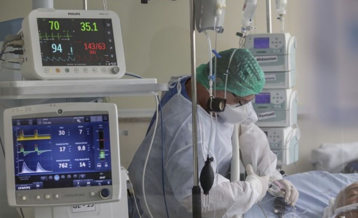 Taxa de ocupação de leitos de UTI triplica em uma semana em Cuiabá