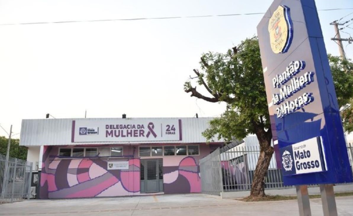 Mulher é internada em estado grave após ser agredida pelo marido com socos, chutes e pedradas em Cuiabá