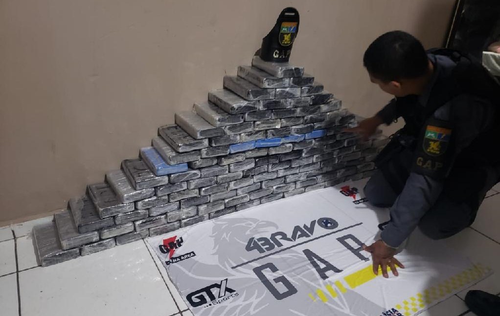 PM apreende 130 kg de cocaína avaliada em R$5 milhões e fecha depósito de droga de organização criminosa
