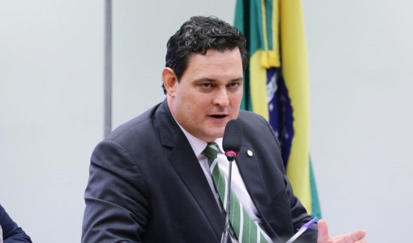Relator quer que brasileiros assinem termo de consentimento para tomar vacina
