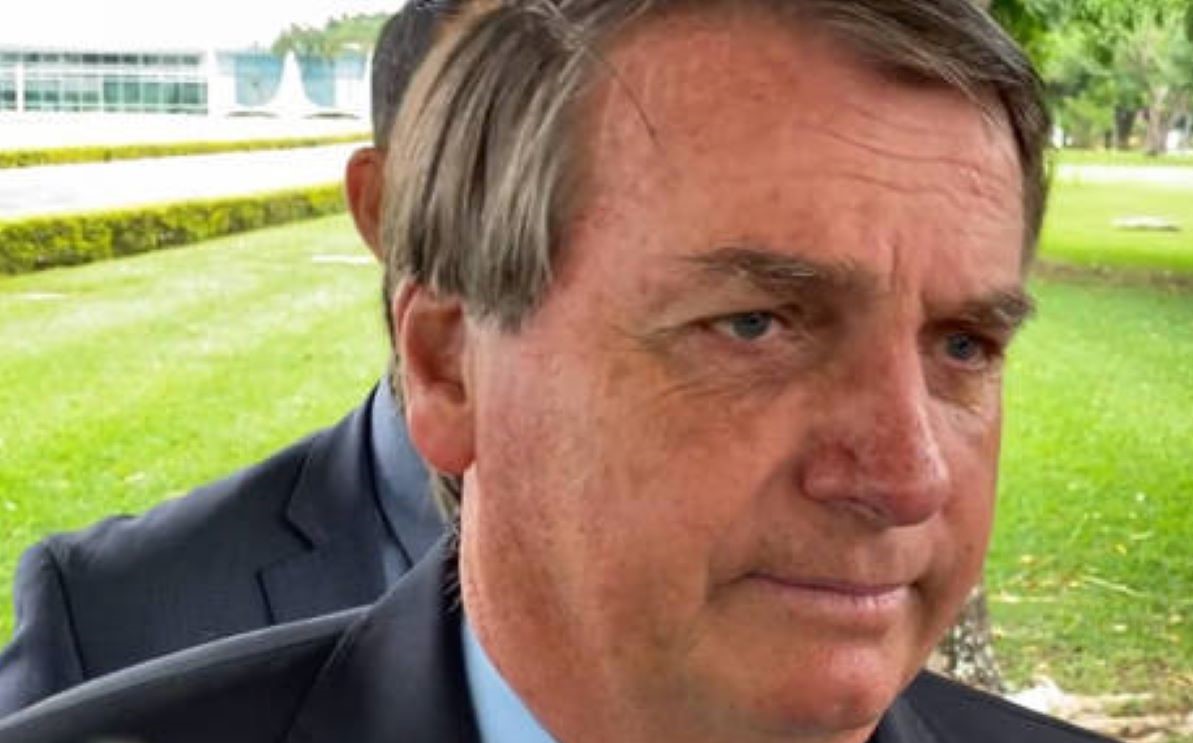 Bolsonaro diz que negocia com o Congresso adoção do voto impresso