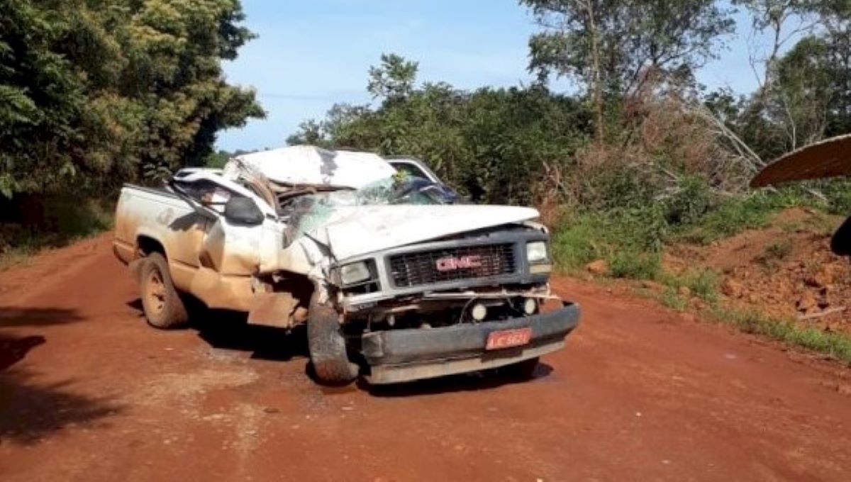 Mato Grosso | Jovem morre após caminhonete se chocar na traseira de caminhão