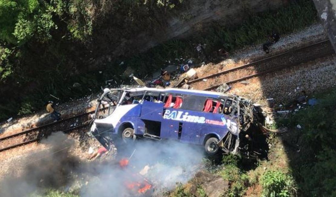 Ônibus de viagem cai de ponte de 15 metros em Minas Gerais e deixa 10 mortos e 30 feridos