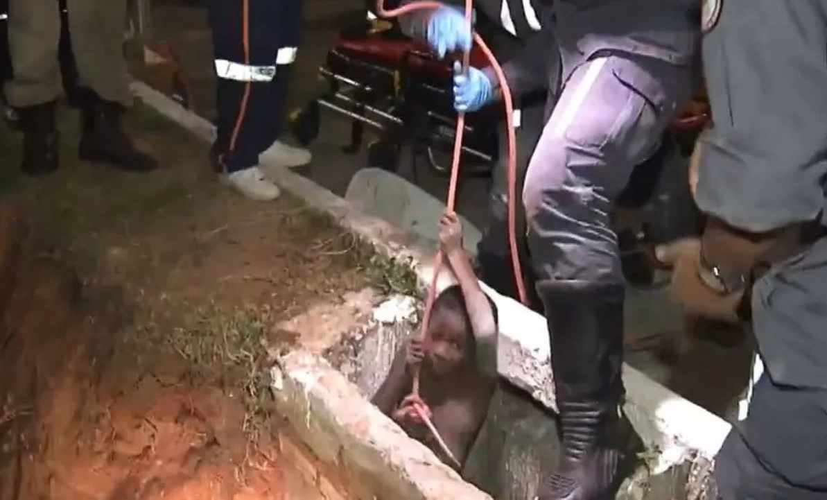 Criança é resgatada após 3 horas presa em bueiro