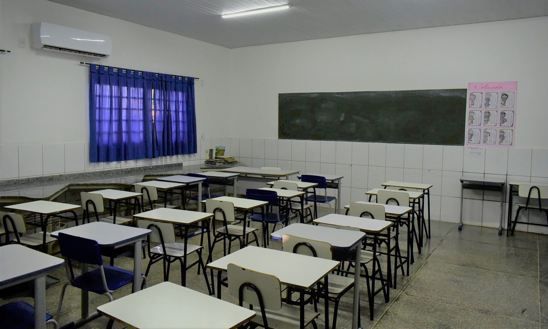 Seduc entrega 364 aparelhos de ar condicionado e mobiliário para escolas de Rondonópolis