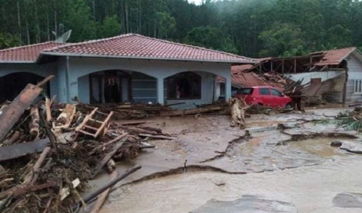 Temporal em Santa Catarina | 9 pessoas estão desaparecidas e quase 200 perderam suas casas