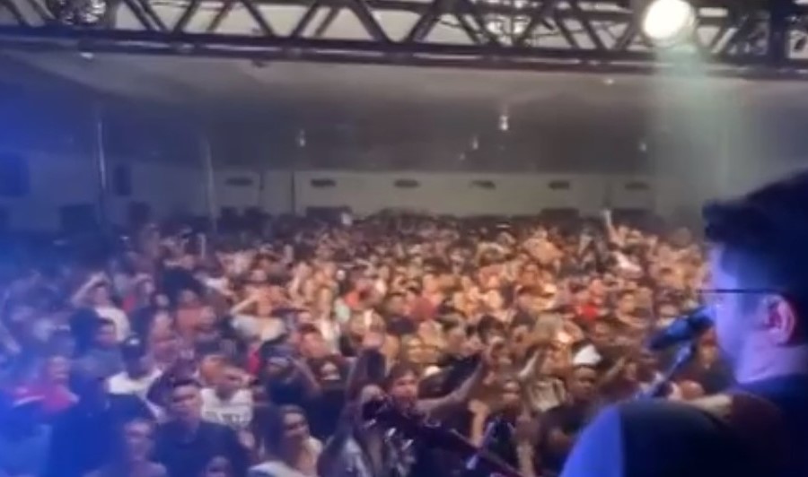Mato Grosso | Show durante a pandemia tem aglomeração e público sem máscara