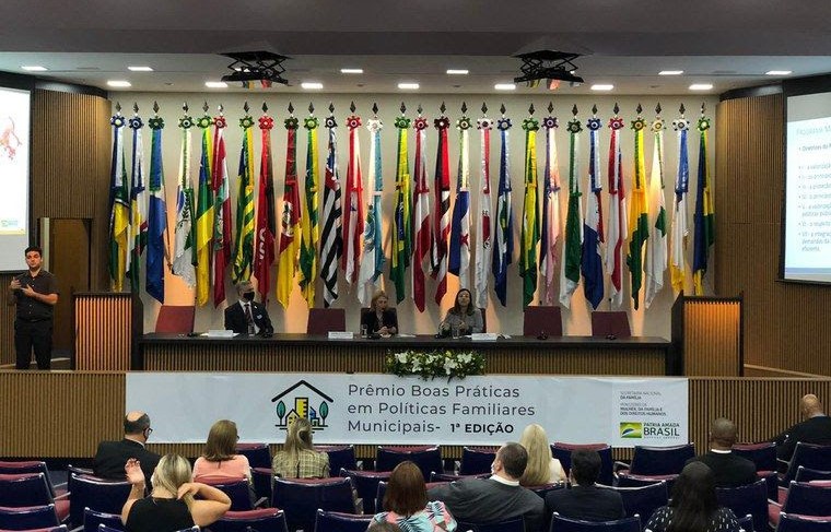 Gestores recebem prêmio por boas práticas municipais em favor das famílias