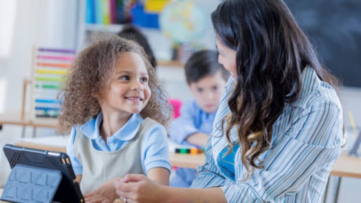 A Escola no Mundo Digital: um guia sobre proteção de crianças e adolescentes no uso de tecnologias nas escolas