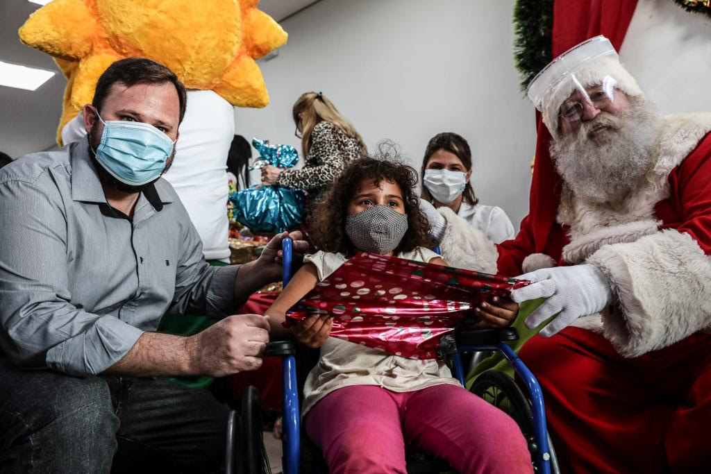 Mais de 300 crianças atendidas pelo Estado ganham presentes de Natal