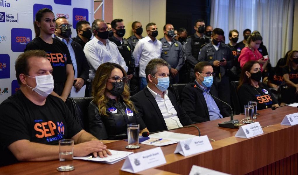 Primeira-dama atende comunidades carentes com auxílio mensal no cartão SER Família