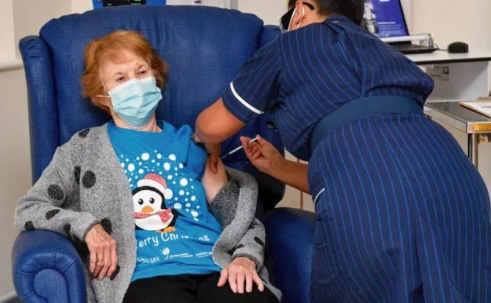 Idosa de 90 anos é a primeira a ser vacinada contra Covid no Reino Unido