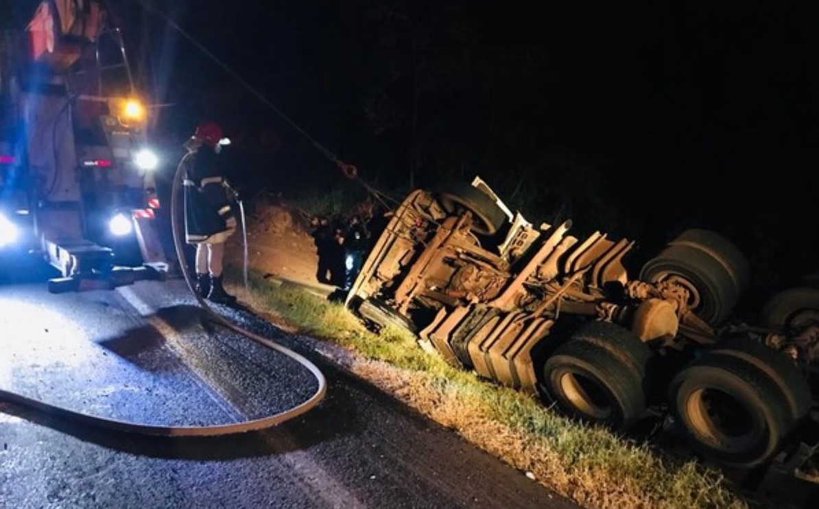 Jaciara | Caminhoneiro morre após carreta carregada de algodão tombar