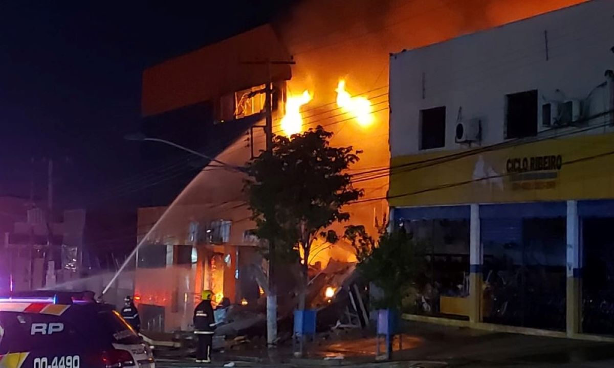 Bombeiros amanhecem no combate a incêndio em lojas no centro de Cuiabá