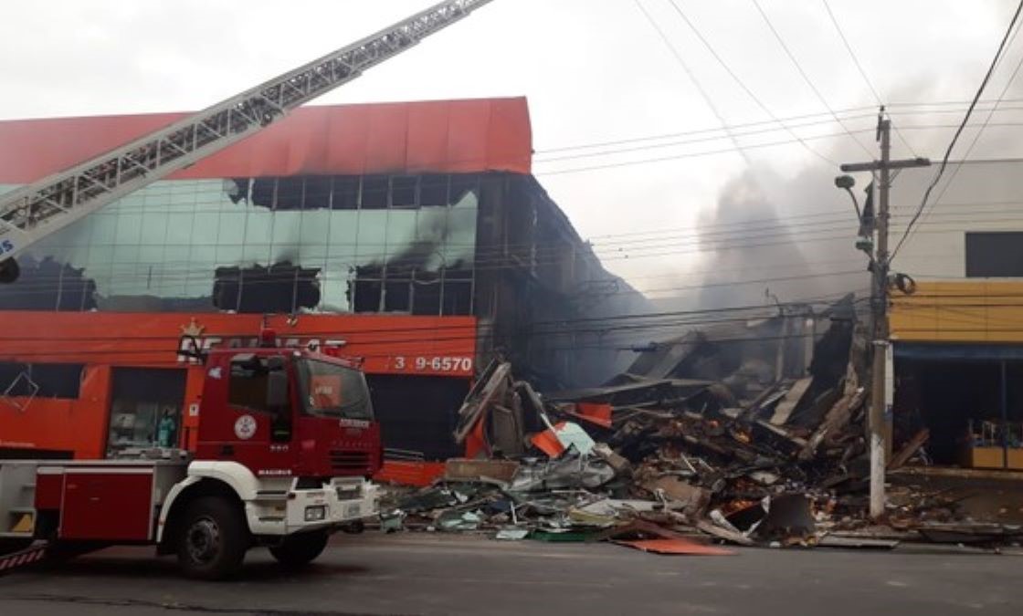 Loja que pegou fogo em Cuiabá não tem alvará de funcionamento do Corpo de Bombeiros desde 2017