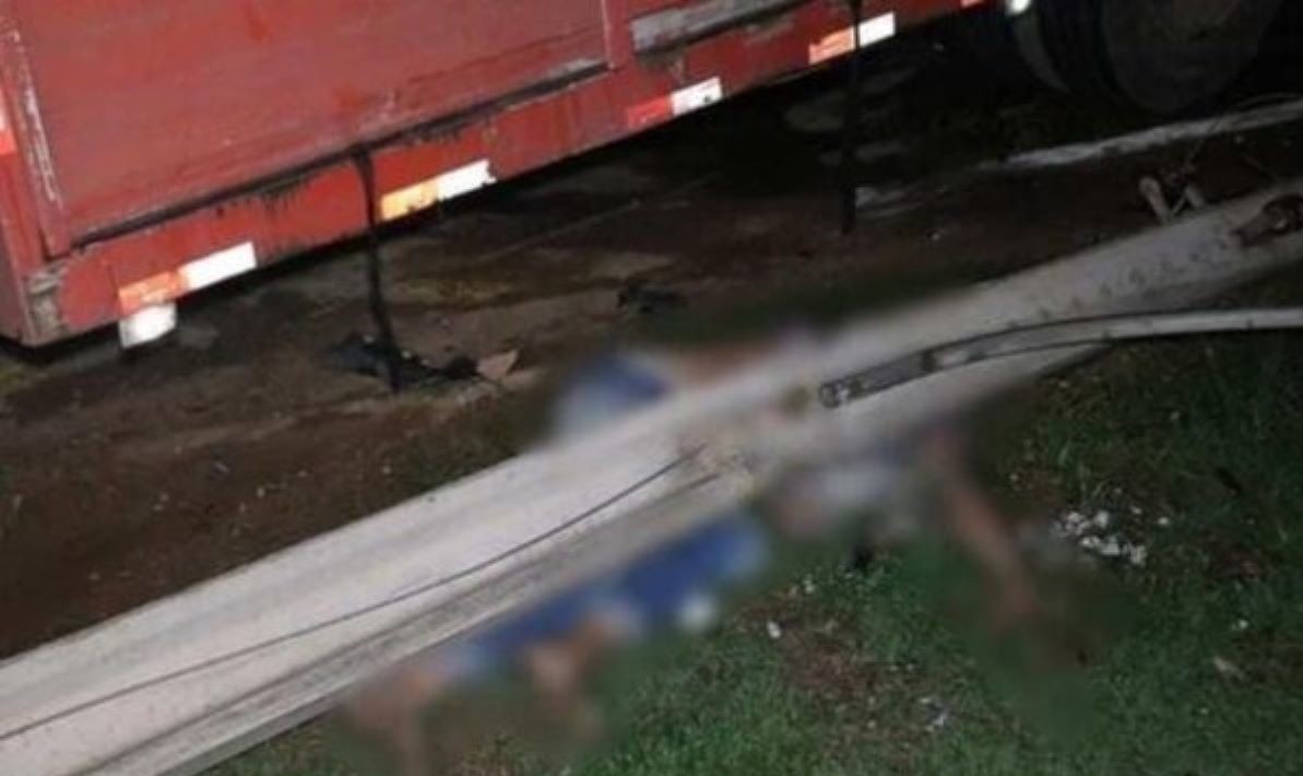 Mato Grosso | Motociclista morre esmagado por poste após acidente com carro e caminhão