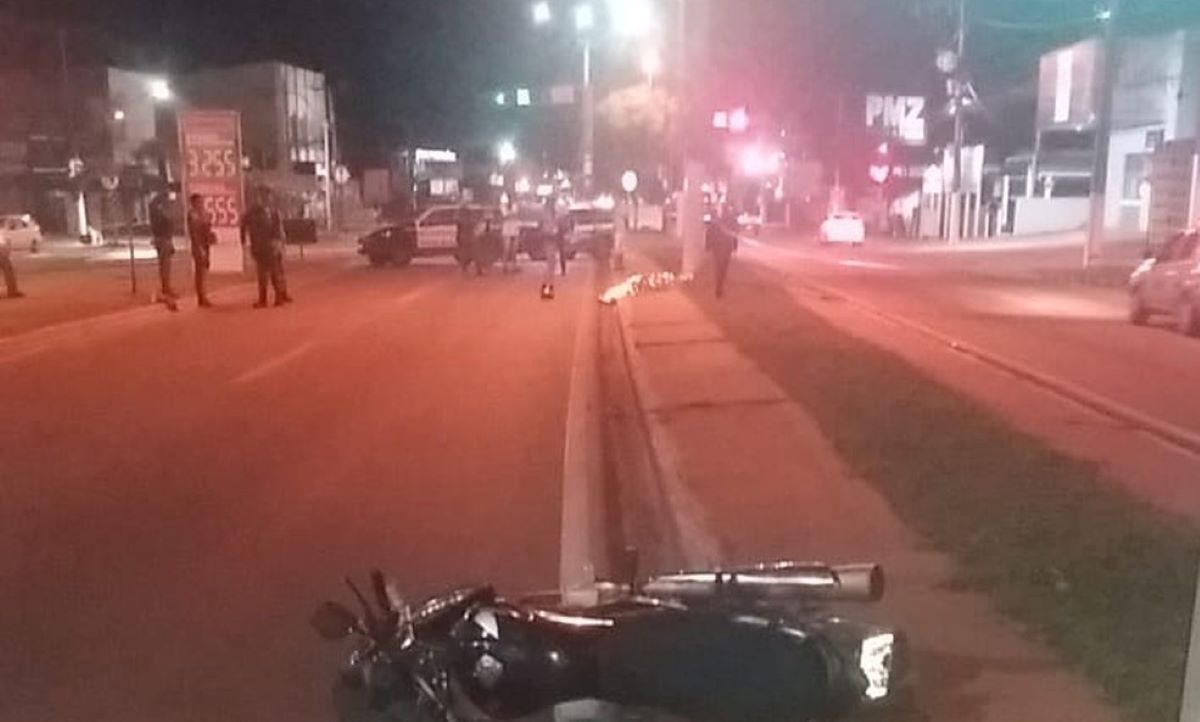 Várzea Grande | Casal de jovens morre após motocicleta atingir poste