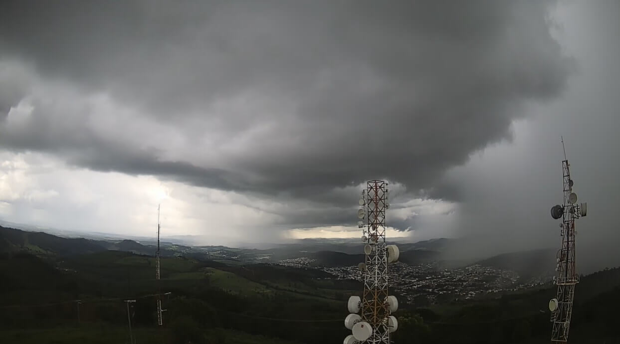 Granizada em Brasília e enorme nuvem tabuleiro em Mato Grosso
