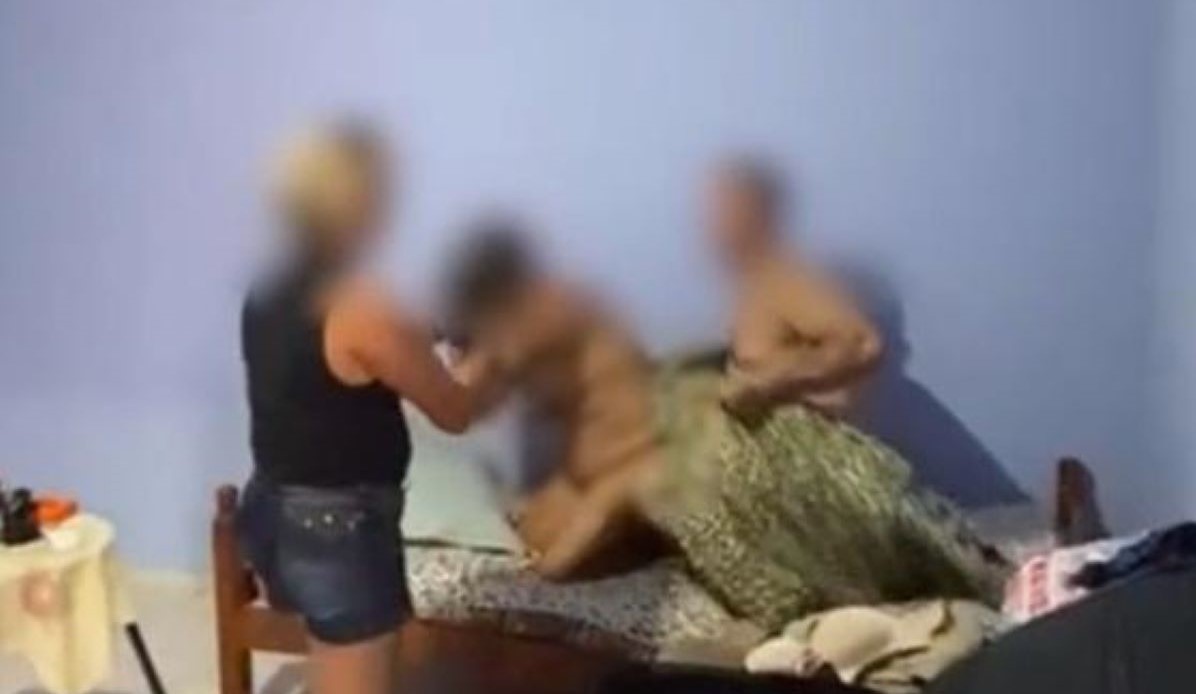 Mato Grosso | Mulher invade casa e flagra namorado fazendo sexo com outra; veja vídeo