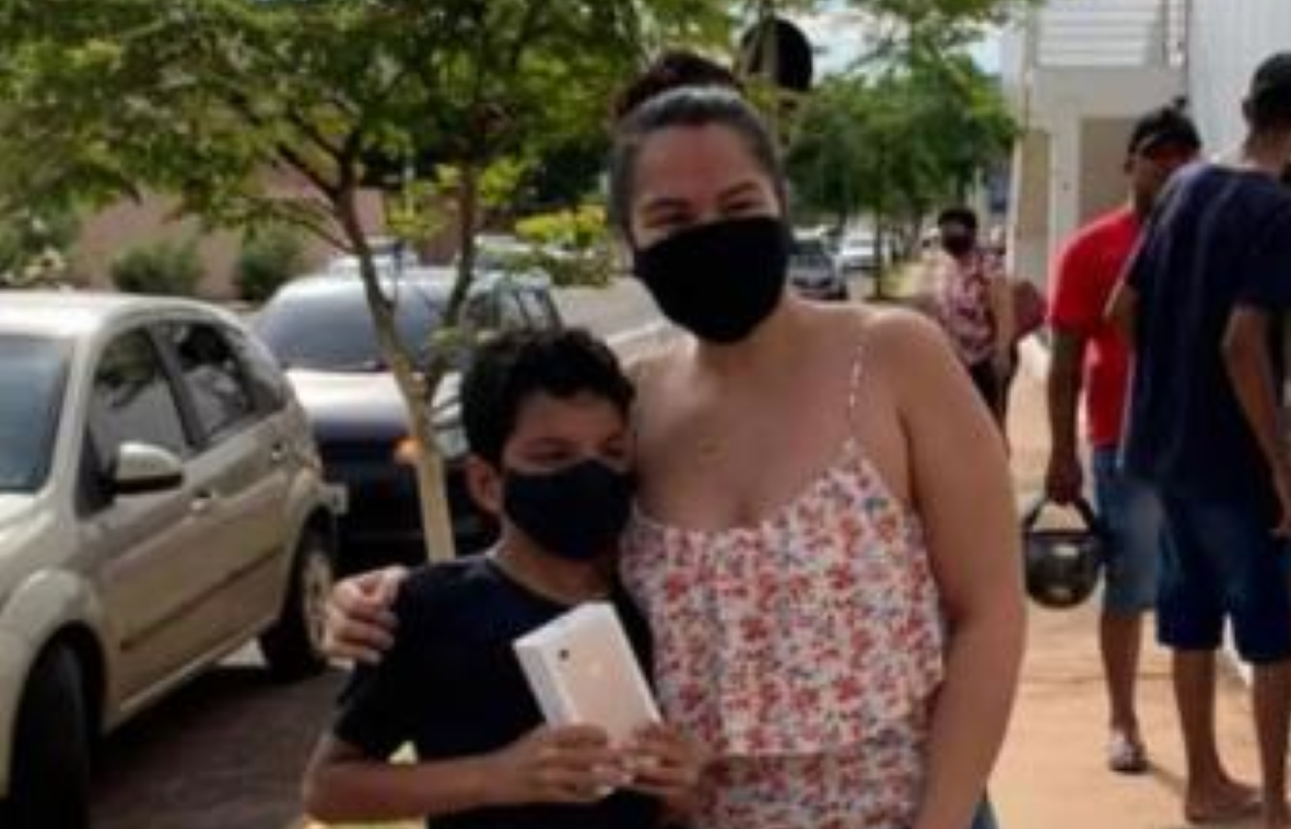 Menino junta R$ 900 para ter celular, cai em golpe, mas reconhece ladrão em shopping