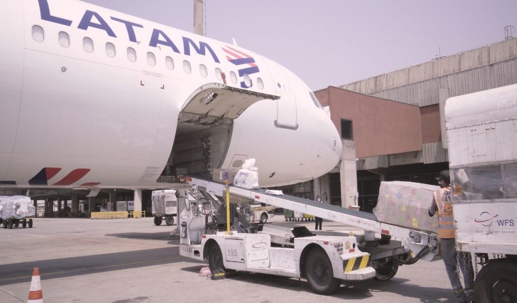 LATAM transporta gratuitamente vacinas e insumos para o combate à COVID-19