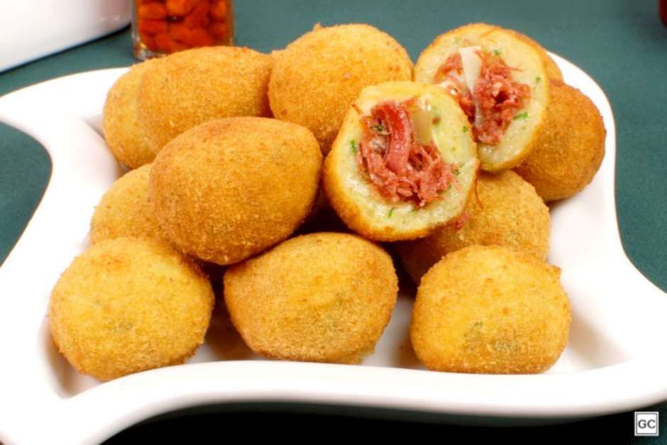 Bolinho de mandioca com alho-poró e carne-seca