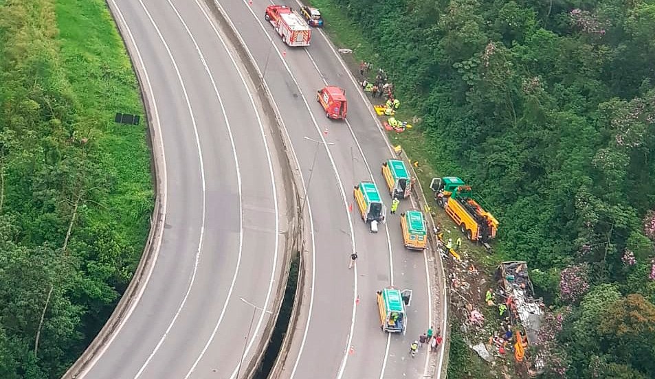 Acidente com ônibus de turismo deixa pelo menos 21 mortos no Paraná