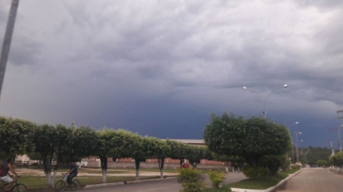 Muitas nuvens carregadas e chuva forte sobre o Brasil hoje