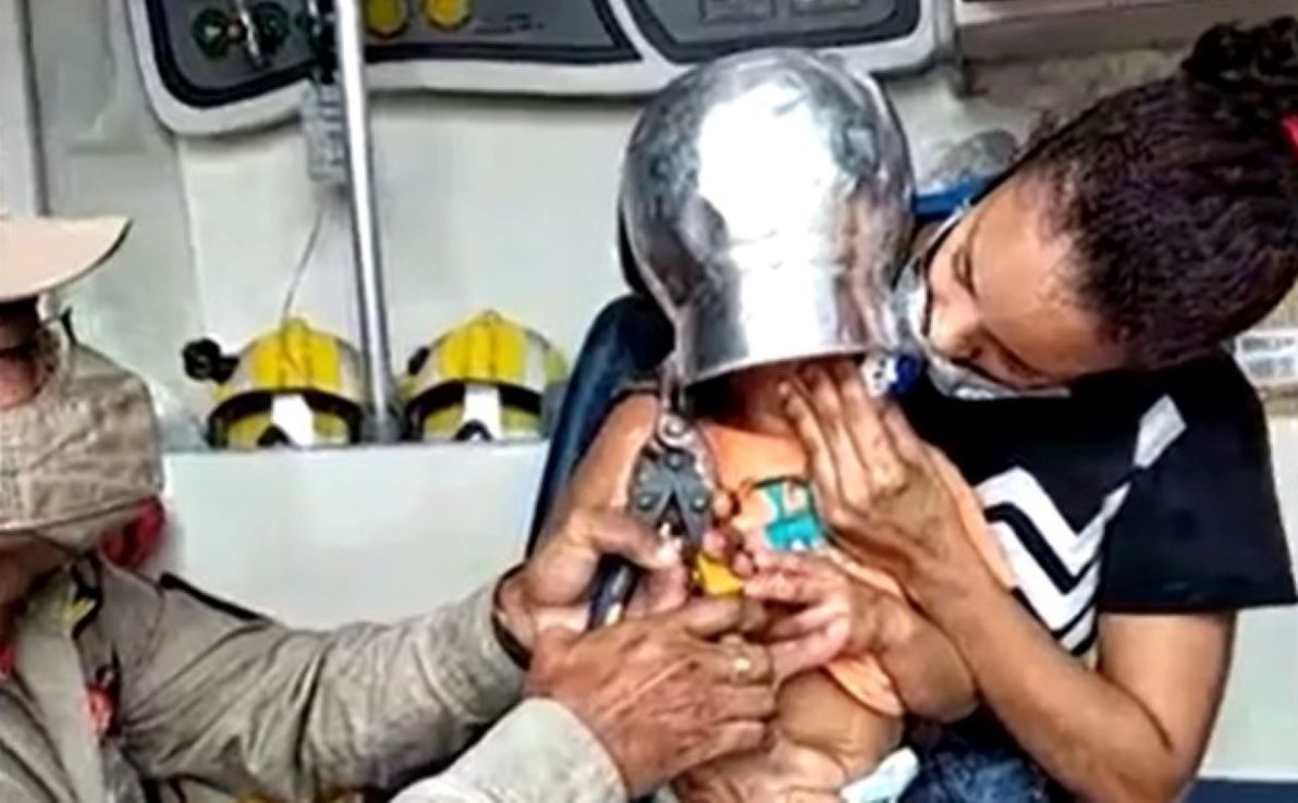 Que susto! Menino de 2 anos fica com panela presa na cabeça durante brincadeira