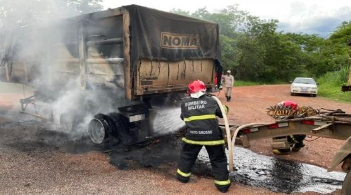 Pedra Preta | Carreta pega fogo e fica destruída enquanto descia a serra