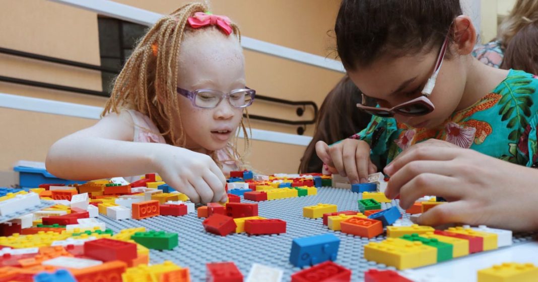 LEGO distribuirá gratuitamente peças em Braille para ensino de crianças cegas de escolas públicas