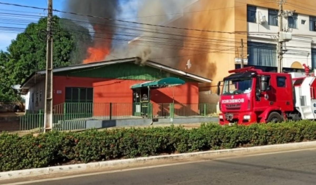 Incêndio de grandes proporções deixa hotel destruído na região central de Lucas do Rio Verde
