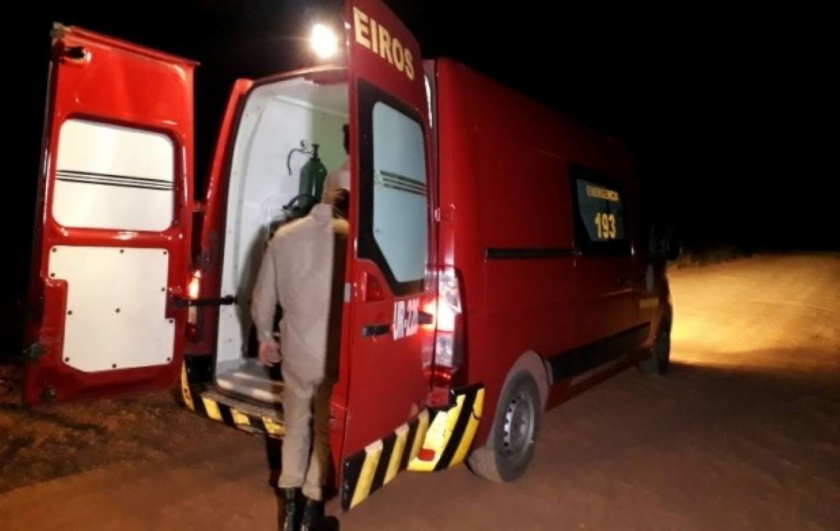 Mato Grosso | Idosa morre e duas pessoas ficam feridas após carro bater em lateral de caminhão e cair de ponte