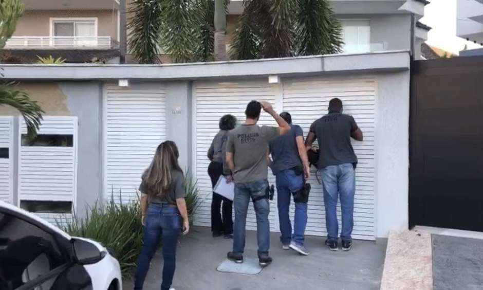 Polícia faz buscas em endereços do cantor Nego do Borel