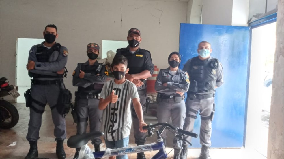 Policiais fazem cota e compram bicicleta para menino de 14 anos que vende doces nas ruas de Cuiabá