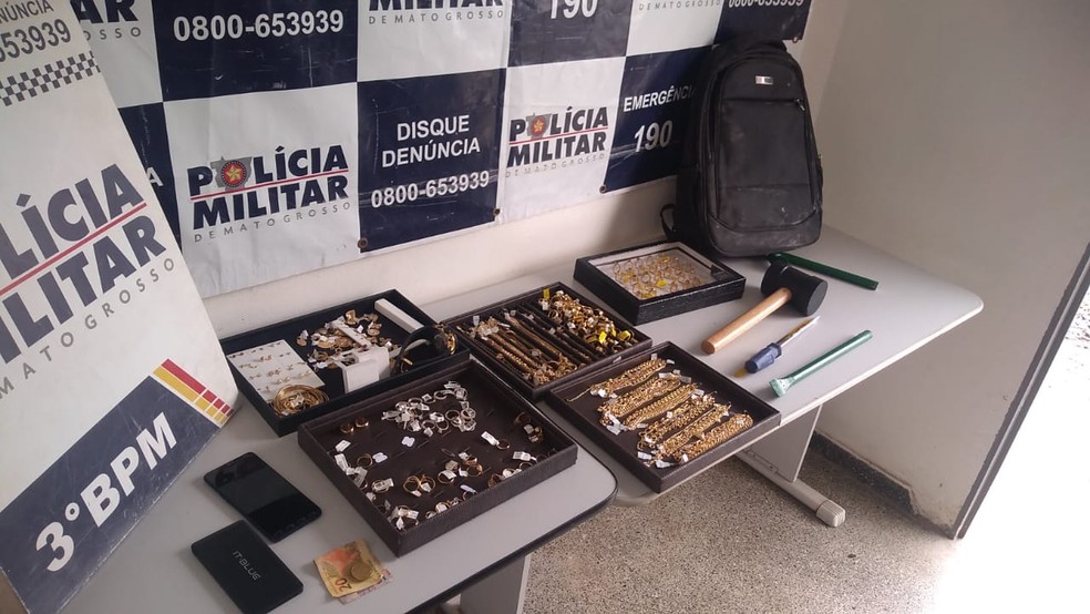 Cuiabá | Ladrão se esconde em forro de shopping, espera loja fechar e furta R$ 150 mil em joias